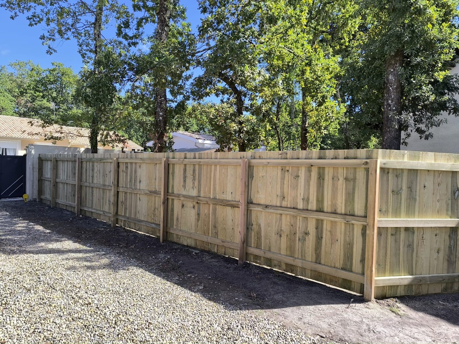 Clôture bois pleine terminée autour d'un jardin à Gujan-Mestras